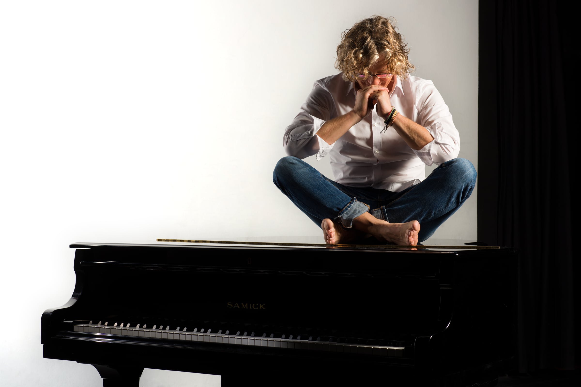 Retrato del artista encima del piano