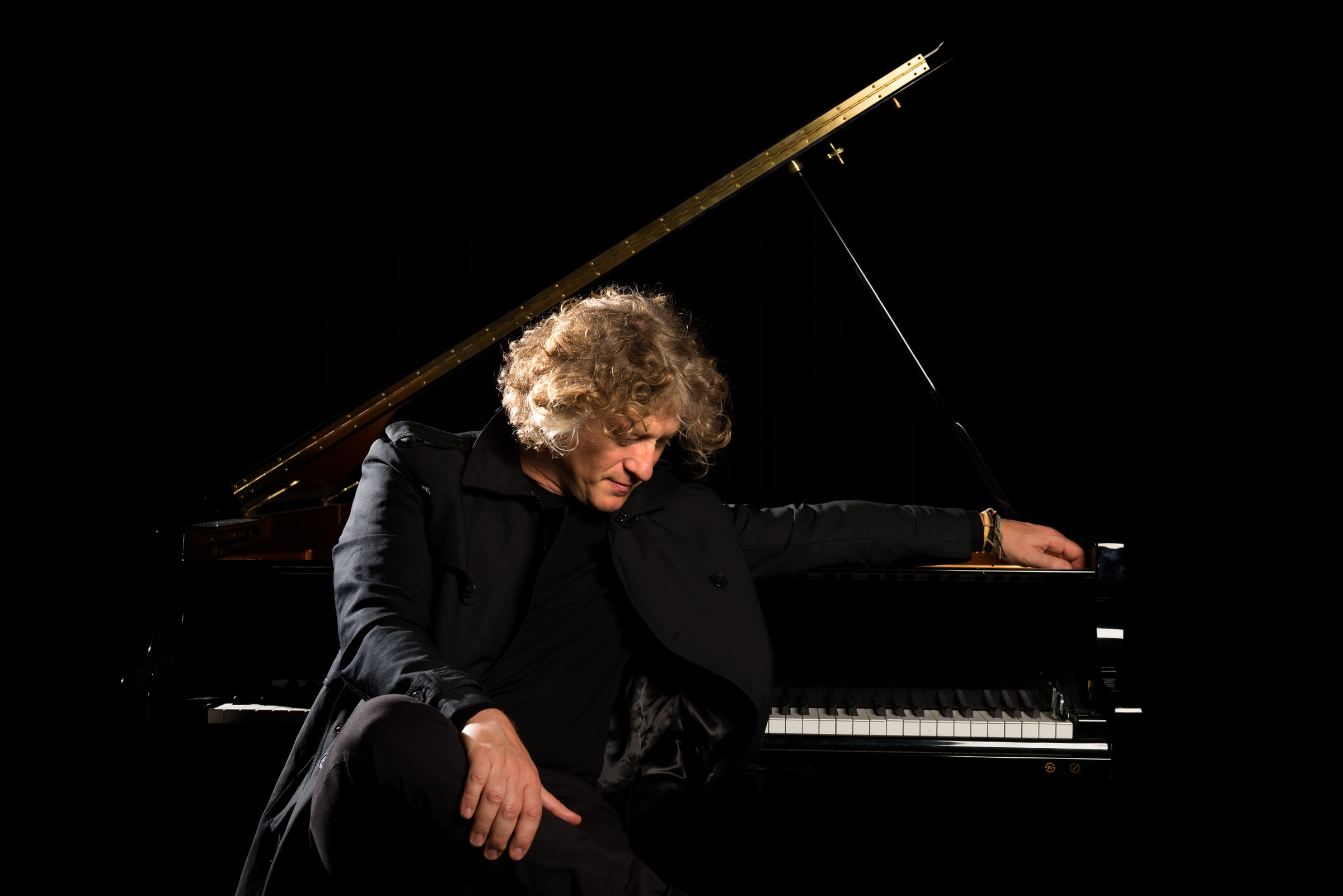 Retrato del artista junto al piano