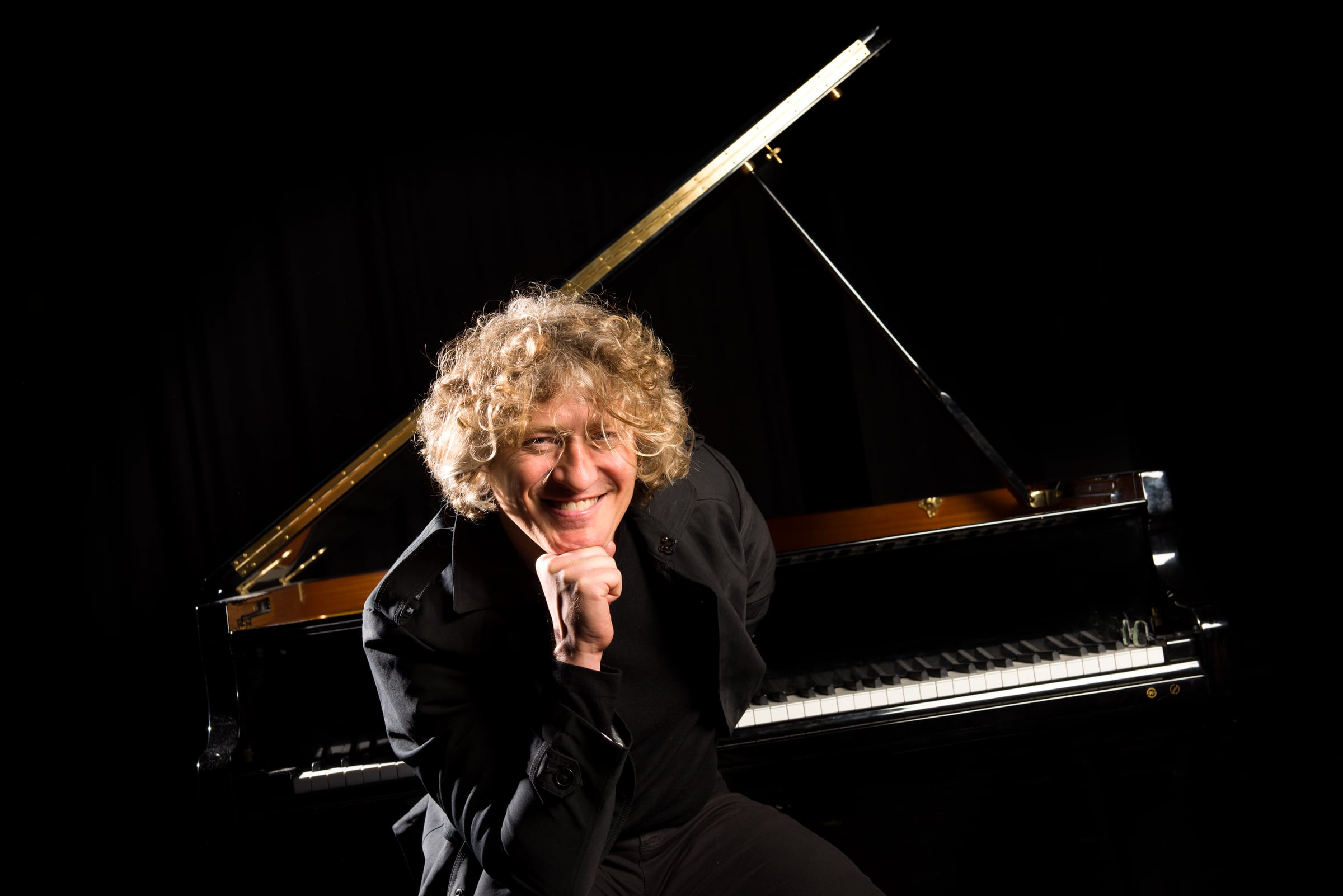 Retrato del artista junto al piano