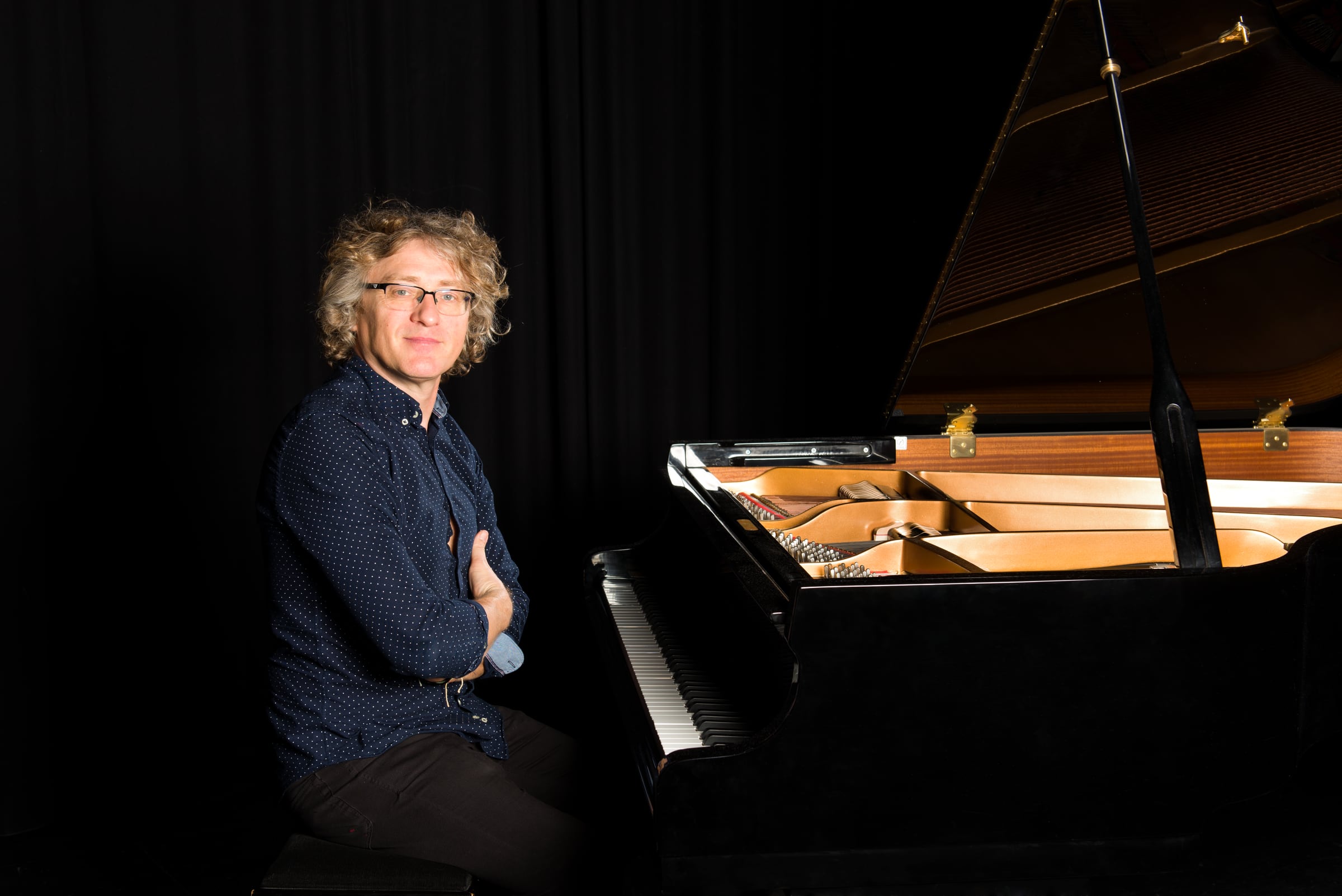 Retrato del artista junto al piano