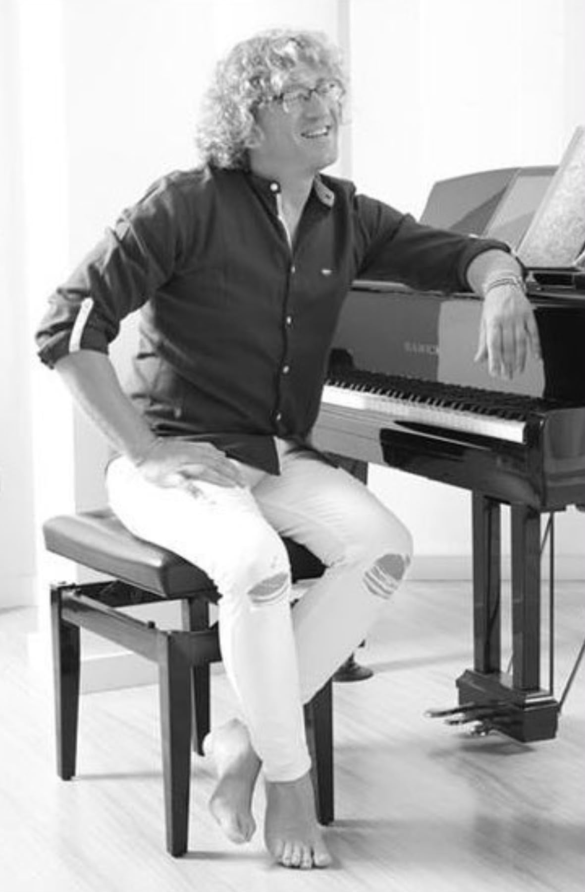 Retrato del artista junto al piano